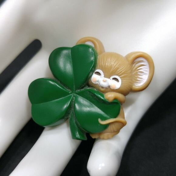 Vintage Hallmark 1983 Mouse & Three Leaf Clover St. Patrick's Day Brooch Pin - Picture 1 of 7